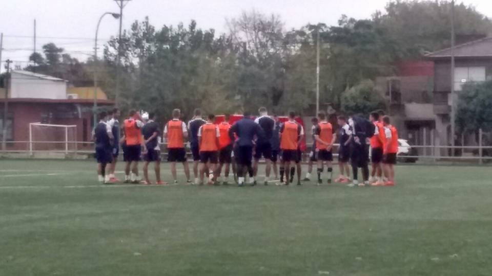 QUILMES . / Entrenamiento en grupos y lista